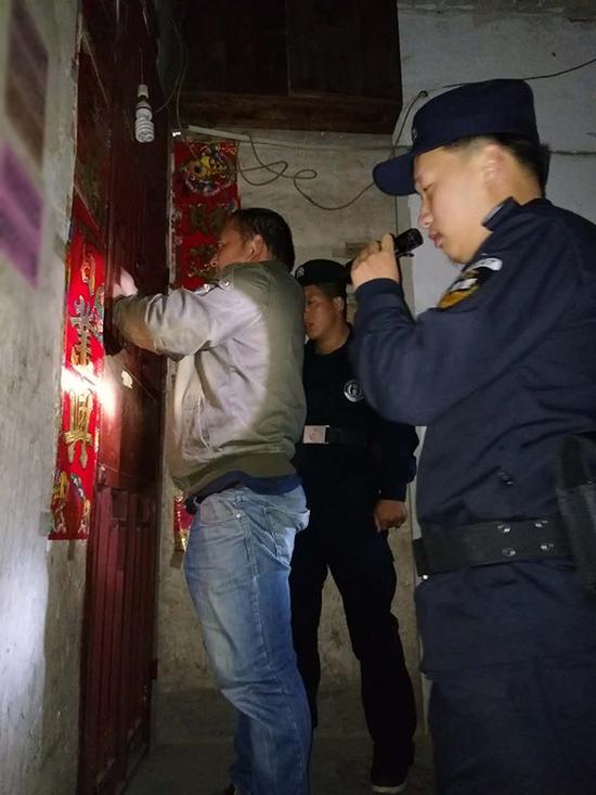 宣城粗心妈妈误将幼女锁家中 民警全城寻开锁师傅开门